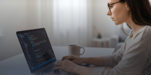 Desenvolvedora de software trabalhando em um código